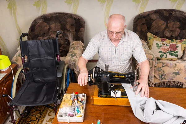 Senior Man Using Old Fashioned Sewing Machine — Stockfoto