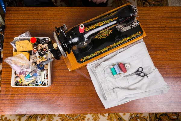 Old Fashioned Sewing Machine and Supplies on Table — Stock Photo, Image