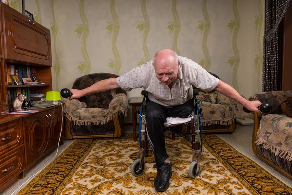 Uomo anziano disabile appoggiato e facendo esercizi — Foto Stock
