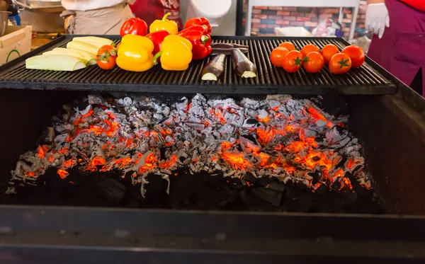 Grilling Fresh Vegetables Over Red Hot Coals — 스톡 사진