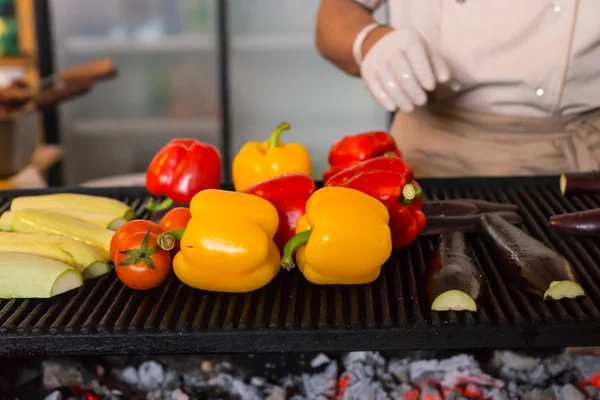 Fresh Vegetables Roasting Over Hot Grill Coals — Stok fotoğraf
