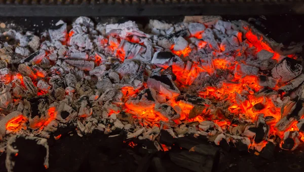 Close Up of Red Hot Coals em churrasqueira — Fotografia de Stock