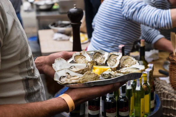 Server with Tray of Fresh Oysters and Lemon Wedges — Zdjęcie stockowe