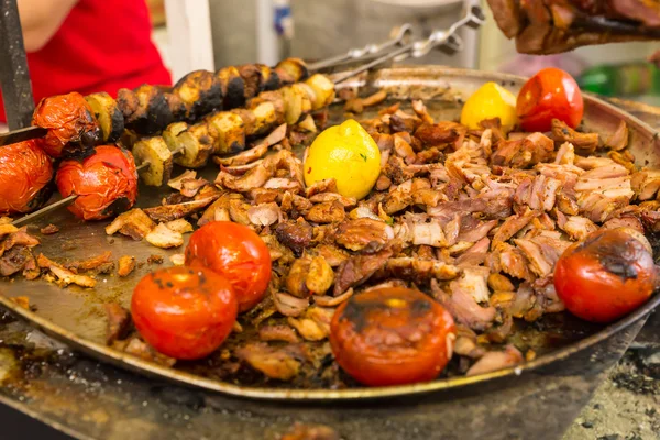 Platter of sliced roast meat and tomatoes — Stok fotoğraf