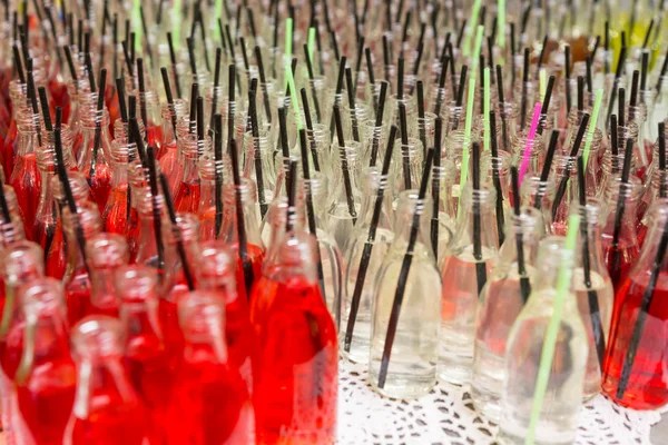Botellas abiertas de refrescos con pajitas para beber —  Fotos de Stock