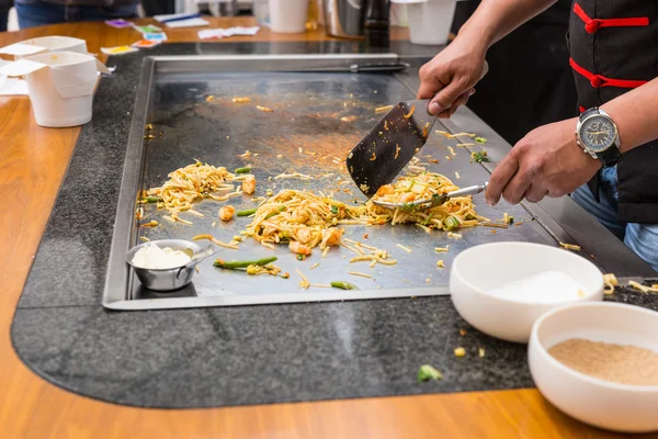 Chef Cooking Stir Fried Noodles on Grill — Stok fotoğraf