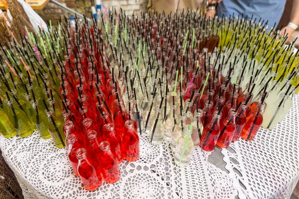 Variedad de refrescos gourmet embotellados en la mesa — Foto de Stock