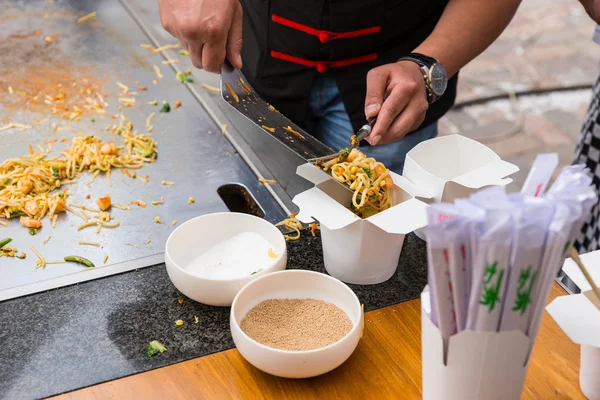 Chef sirviendo fideos fritos en caja de comida para llevar —  Fotos de Stock
