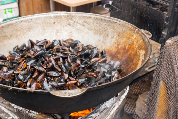 Gran olla de mejillones calientes al vapor — Foto de Stock