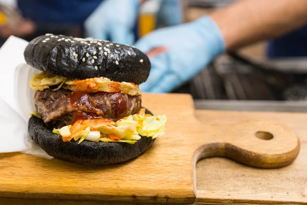 Gourmet Burger Served on Wooden Cutting Board — Stockfoto