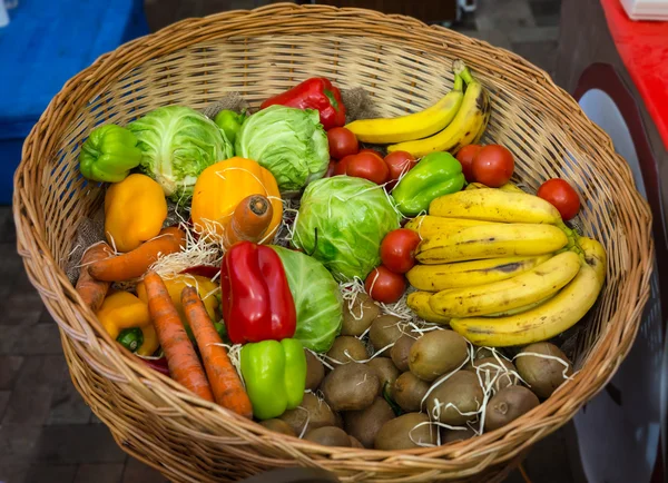 Friss gyümölcsökkel és zöldségekkel töltött kosár — Stock Fotó