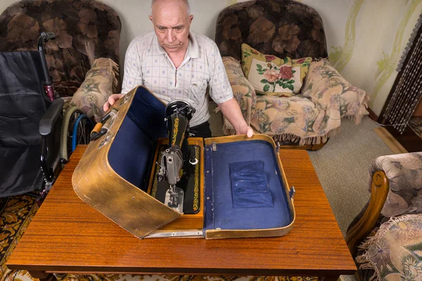 Старший человек ставит свою швейную машину в дело — стоковое фото