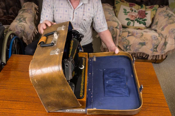 Tailor Man Keeping his Sewing Machine in a Case — Stock Photo, Image