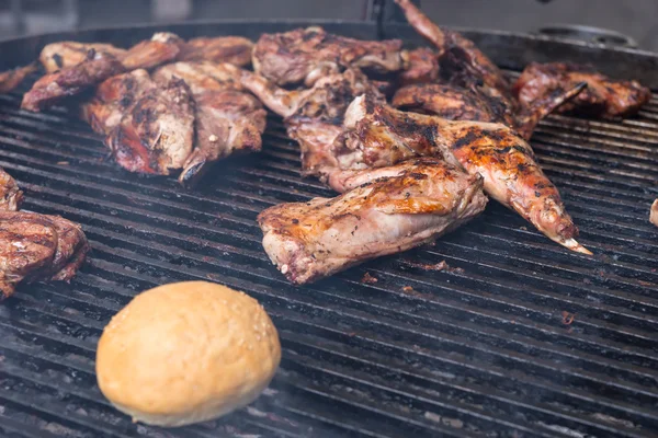 Carne e um rolo de grelhar em um churrasco — Fotografia de Stock