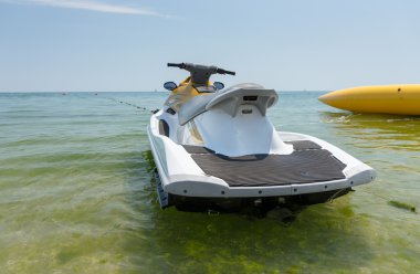 Jet ski sığ suda demirli