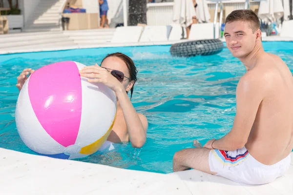 Young Couple Relaxing in Resort Swimming Pool — Stock Photo, Image