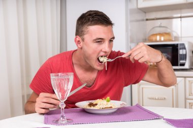 Genç adam bir tabak spagetti yemek