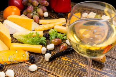 Peynir ve meyve masada beyaz şarap