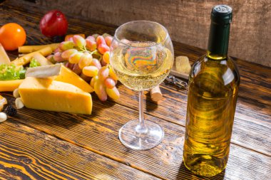 Beyaz şarap ve peynir rustik ahşap tablo