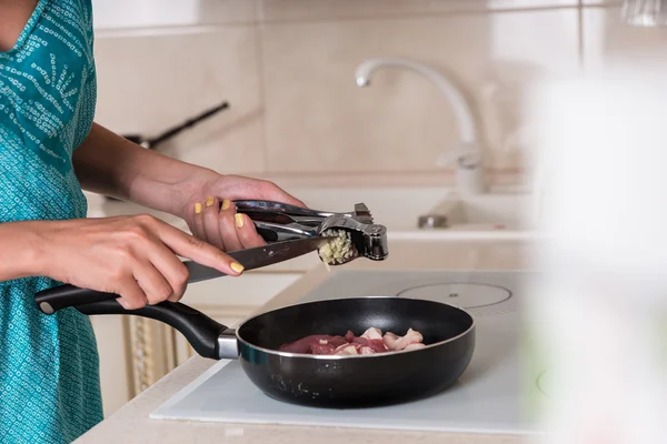 Frau zerquetscht frischen Knoblauch in Lebensmittel — Stockfoto