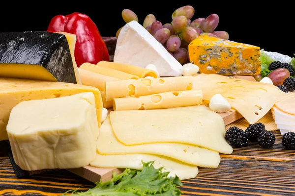 Гурманний вибір сирів на сирній дошці — стокове фото