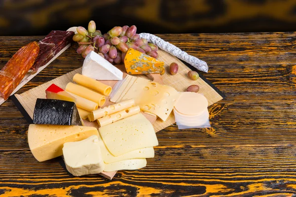 Deliciosa tabla de quesos en una mesa buffet — Foto de Stock