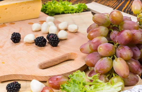 Bocconcini e amoras na placa de queijo — Fotografia de Stock