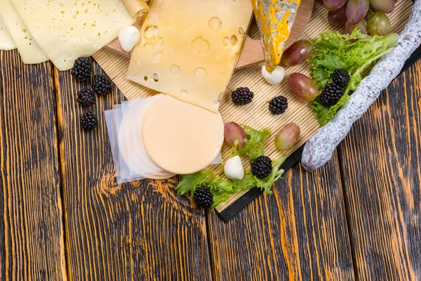 Γκουρμέ τυρί Συμβούλιο γαρνιρισμένα με φρέσκα φρούτα — Φωτογραφία Αρχείου
