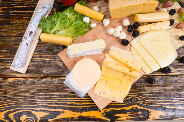 Gourmet-Käseplatte auf rustikalem Holztisch — Stockfoto