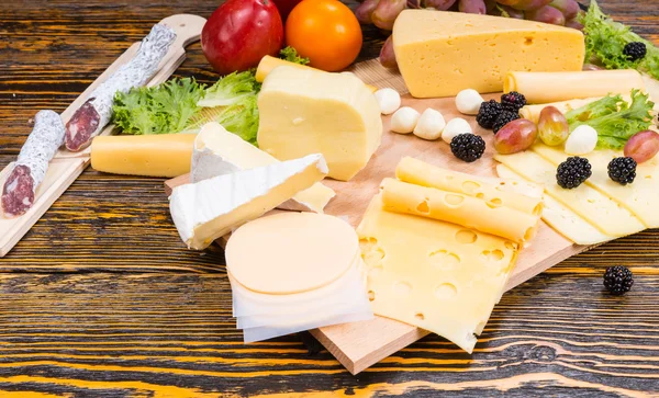 Gourmet Cheese Board on Rustic Wooden Table — Φωτογραφία Αρχείου