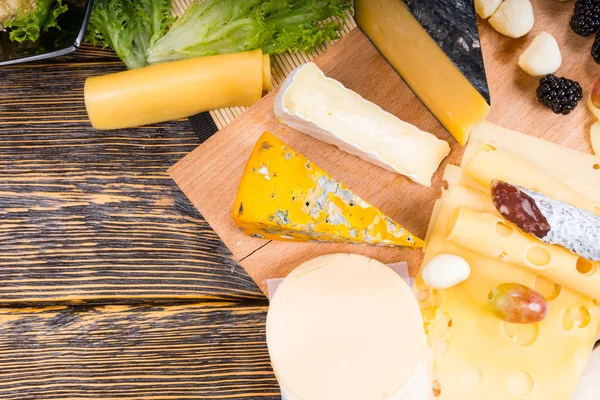 Bandeja de queso servida en tablero de madera — Foto de Stock