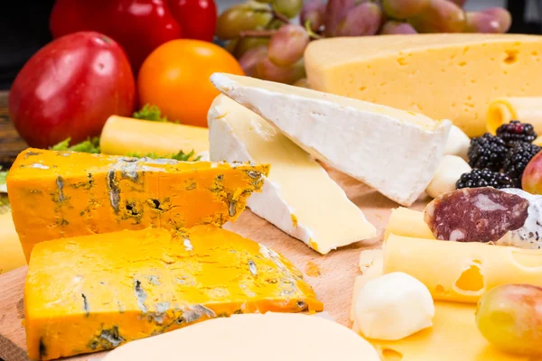 Вибір різних сирів на тарілці — стокове фото