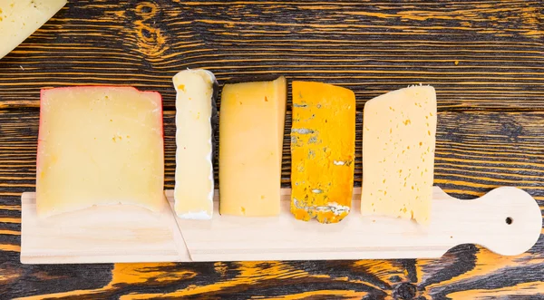 Сырная доска с разнообразными сырами — стоковое фото
