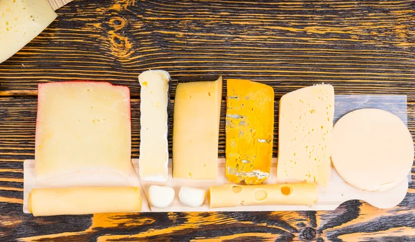 Выбор различных сыров в буфете — стоковое фото