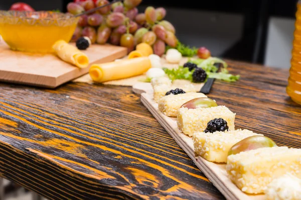 Ínyenc gyümölcs és sajt fórumon fából készült asztal — Stock Fotó