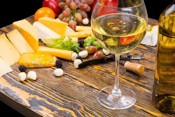 Copo de vinho branco na mesa com queijo e frutas — Fotografia de Stock