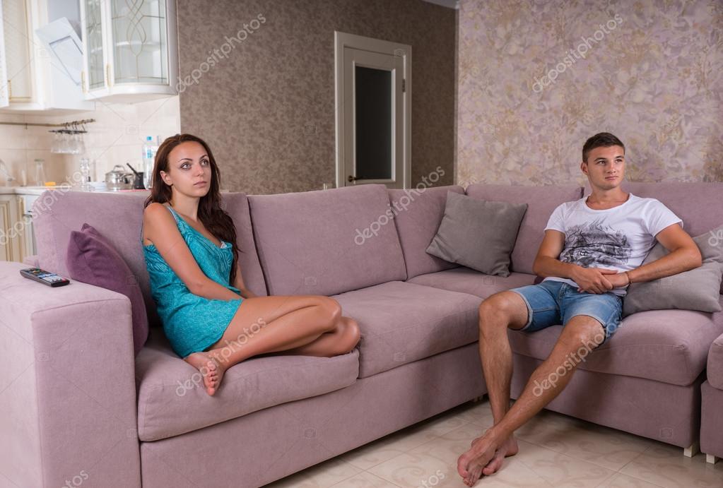 Парень наслаждается на диване грудастой подругой