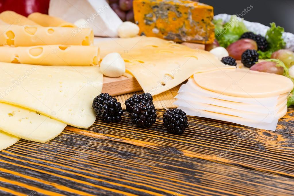 Fresh Blackberry Garnish for Gourmet Cheese Board — Stock Photo
