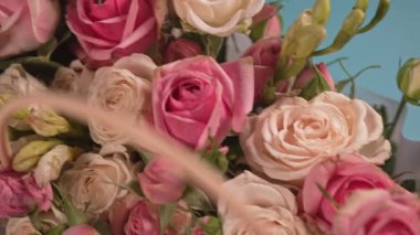 Birkaç buket çiçek yapmak için kadın çantasının şekilleri kullanıldı..