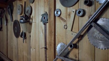 Parçaların ve parçaların duvarlarda ve raflarda sergilendiği bir atölyenin içi