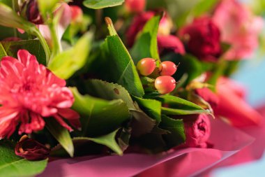 Çiçek aranjmanında kullanılan St. John 's Wort dutlarının yakın çekimi..