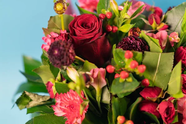 Çiçek aranjmanında kırmızı bir gülü yakından çek.