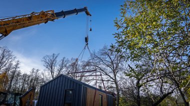 Kamyon vincinin patlaması modüler evi harekete geçirir..