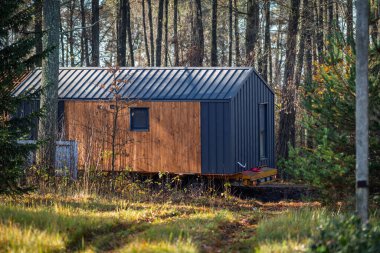 Modüler bir evi düz bir kamyonla ormanlık bir alana taşımak..