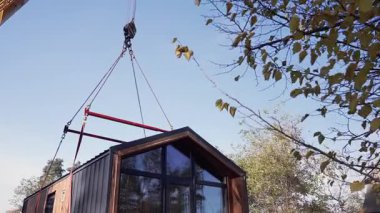 Bir siteye modüler ev kurma işlemi.