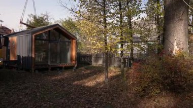 Modüler ev temelin üzerine kurulmuş ve vinç askıları sökülmüş..