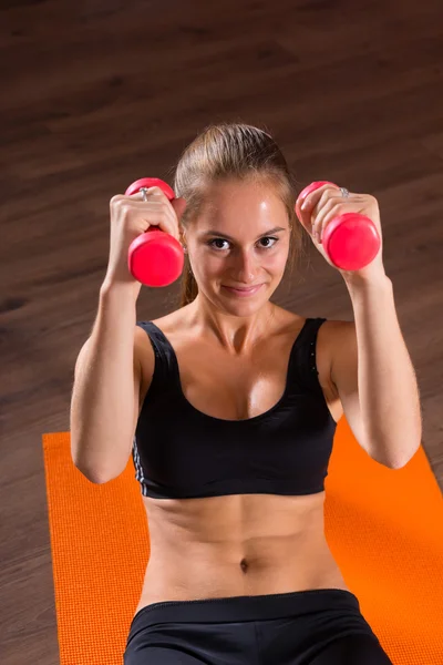 Young Blond Woman Doing Crunches with Hand Weights — Stock Photo, Image