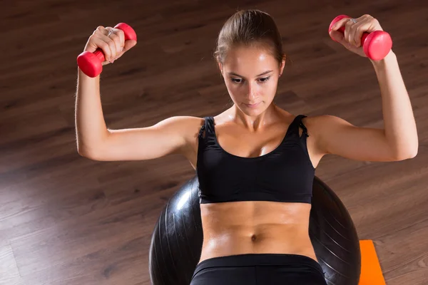 Young woman training with dumbbells — Stock Photo, Image