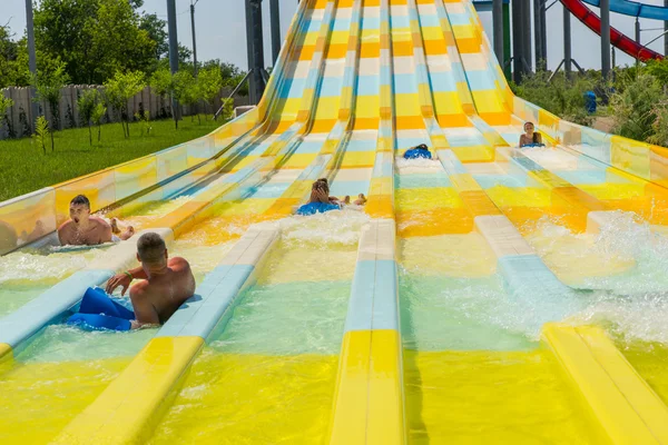 Menschen genießen eine Wasserrutsche — Stockfoto