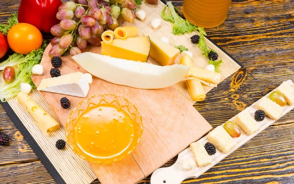 Cheese platter with dipping honey — ストック写真